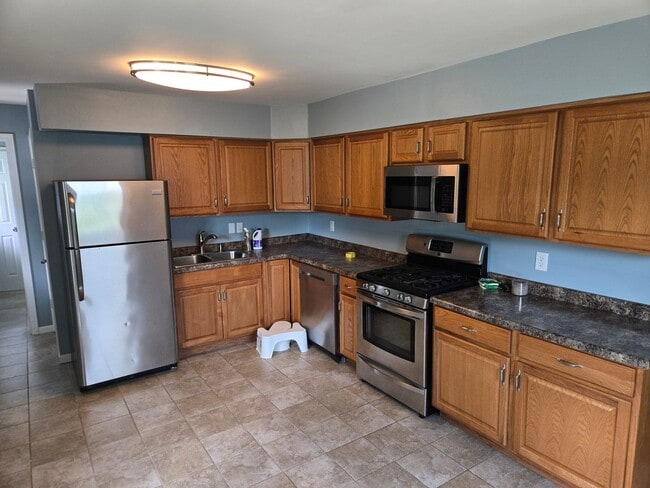 Building Photo - Well maintained 3 bedroom home