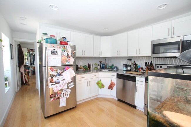 Building Photo - Spacious newly renovated 1 bedroom one bat...