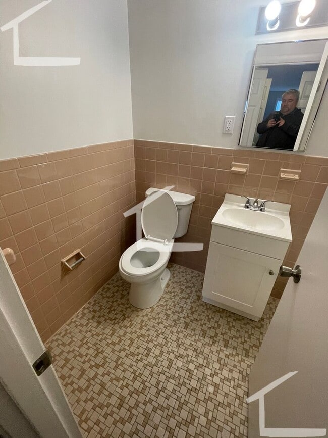 Building Photo - Huge top floor apartment in Arlington!