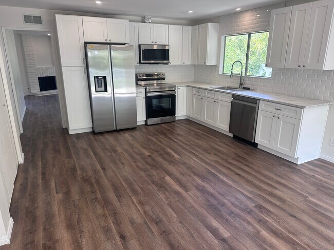 Foto del edificio - 2106 Crespi Ln