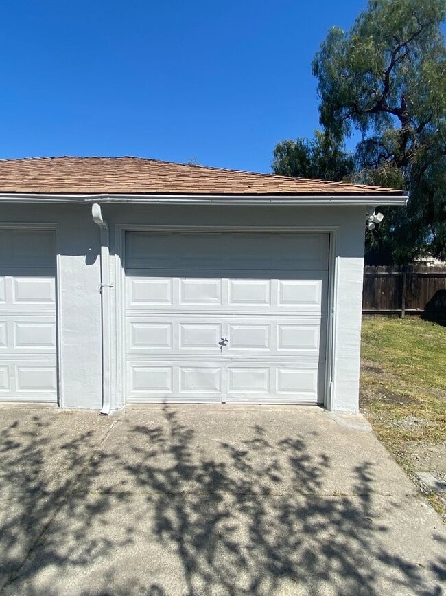 Foto del edificio - $2490 / 2 BR - GORGEOUS RECENTLY REMODELED CENTRAL LIVERMORE DUPLEX UNIT