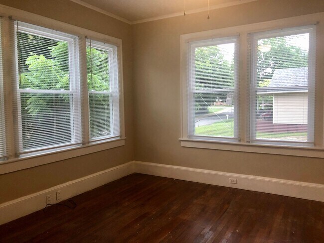 Building Photo - AVAILABLE TO SHOW!