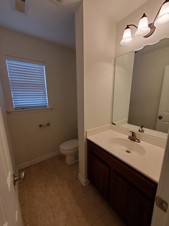 Half bath - 64 Amersham Ln