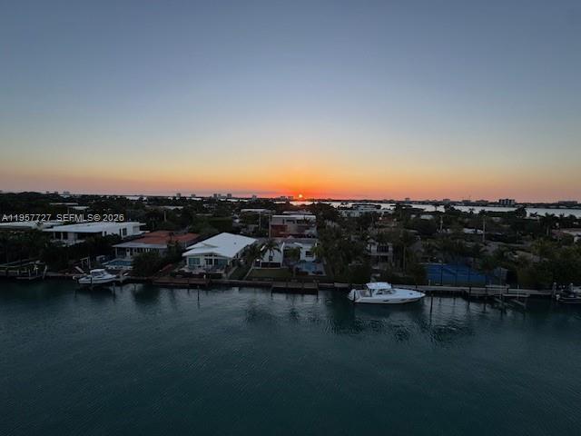 Foto del edificio - 10000 W Bay Harbor Dr