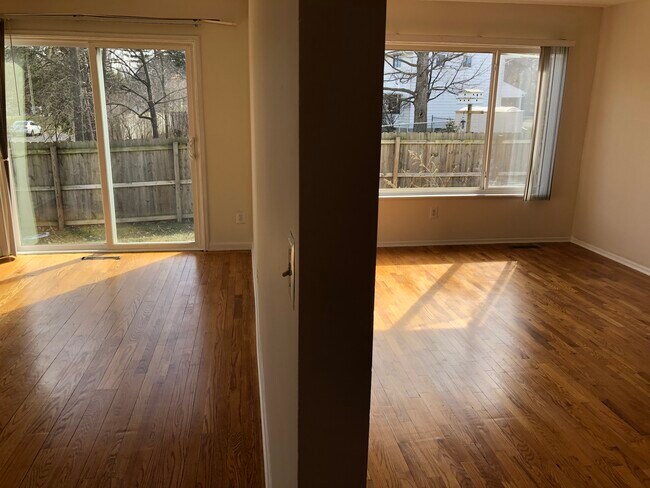 Área de comedor/sala de estar - 1301 W Lake Lansing Rd