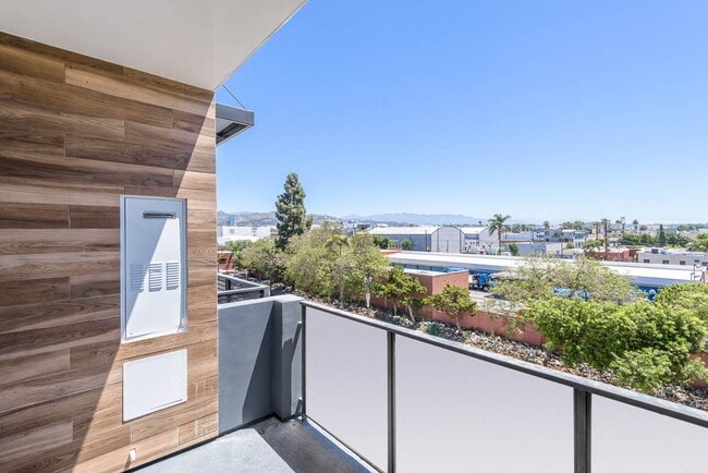 Building Photo - 711 Cole Ave Los Angeles, CA 90038