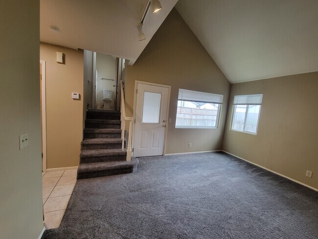 Desde la sala de estar se accede a la planta superior y a la puerta trasera. - 4207 W Bampton Ln