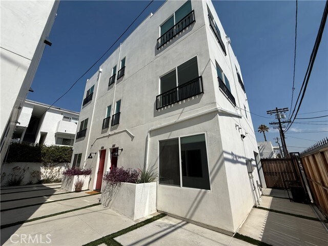 Foto del edificio - 21717 Hart St