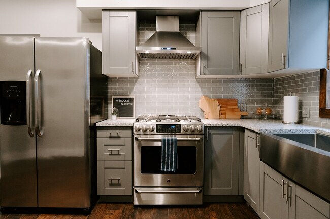 Foto del edificio - 1534 N Cass St