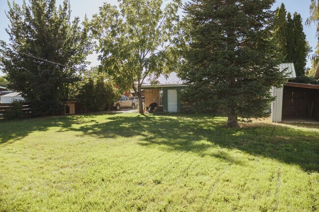 Foto del edificio - Charming 5 Bed, 2 Bath Home in Blackfoot, Idaho!