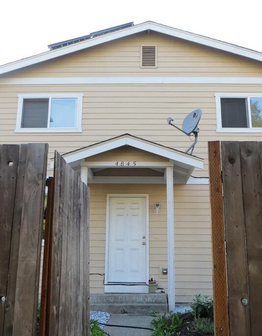Building Photo - 4845 Delridge Way SW