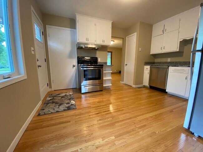 Foto del edificio - 3 br, 1 bath House - 163 Roselawn Ave E