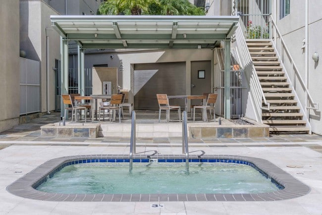 Building Photo - 2905 Montrose Ave