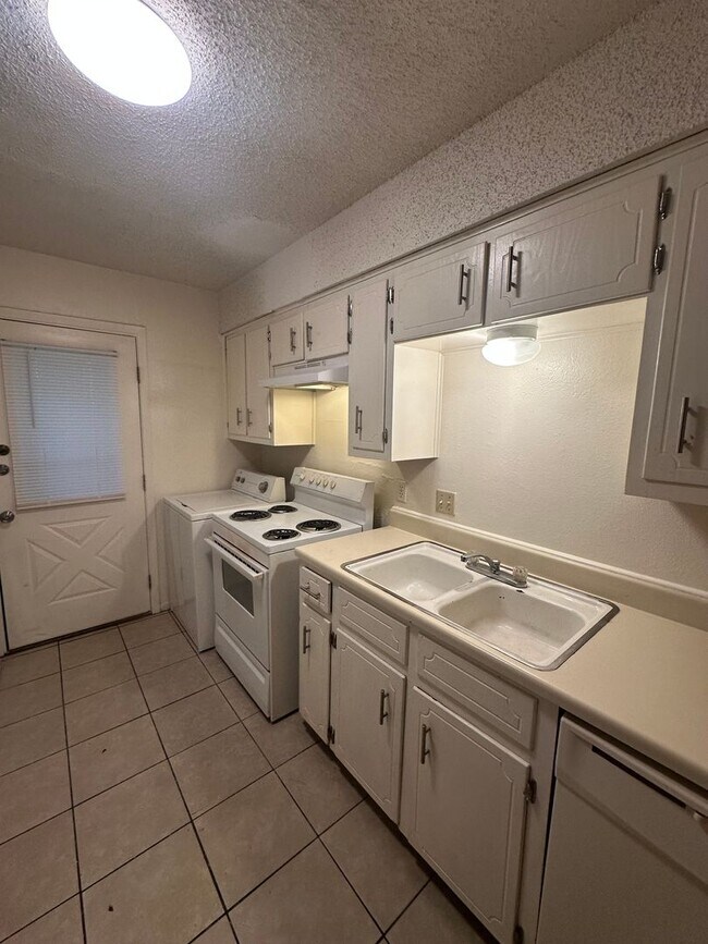 Building Photo - 3804 Charolais Dr