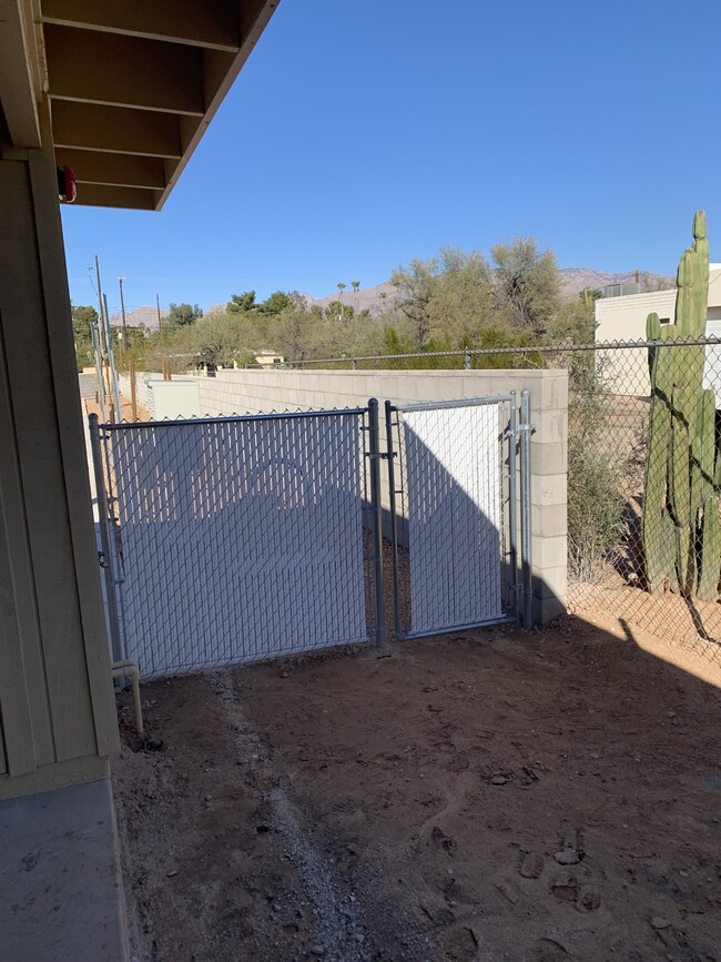 Building Photo - 1328 E Hedrick Dr
