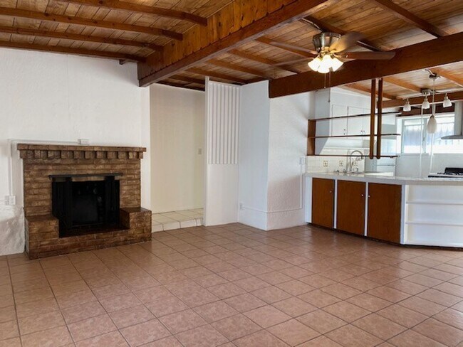 Foto del edificio - Vintage 1 Bedroom, 1 Bath Bungalow