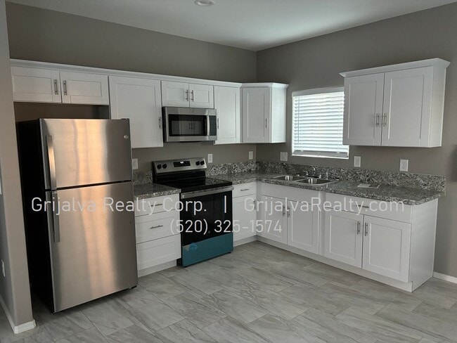 Building Photo - 2750 La Verne Ave N