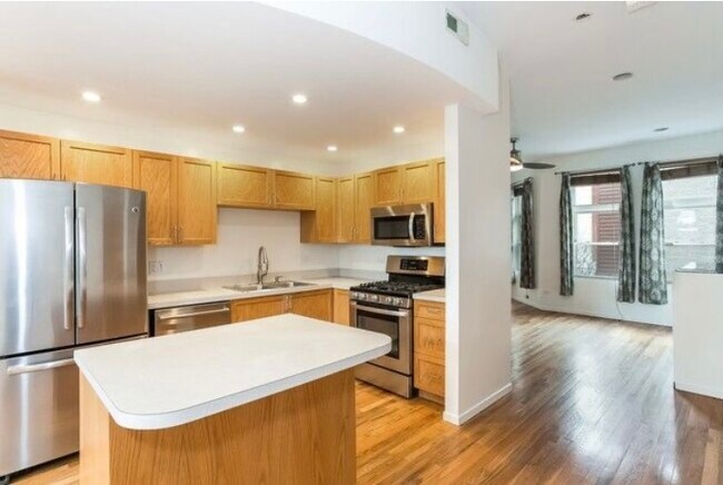 Foto del edificio - 2312 W Bloomingdale Ave