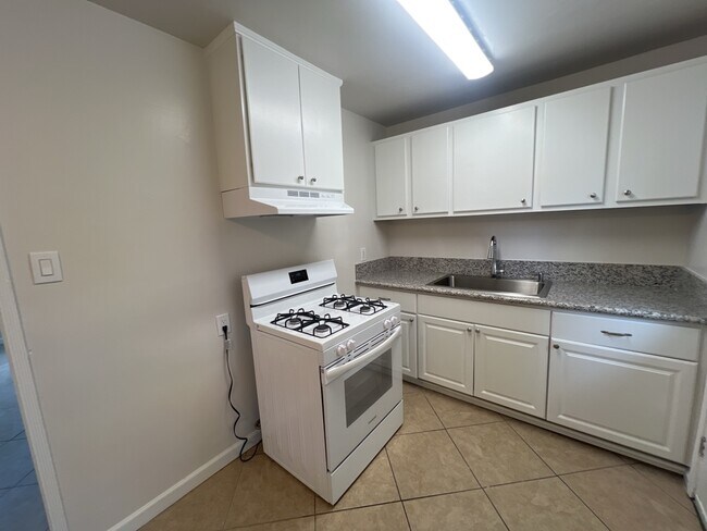 Building Photo - 1709 N Hollywood Way
