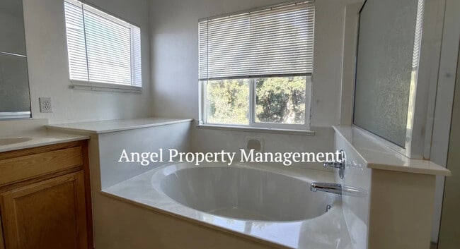 Foto del edificio - 1475 Garold Ln