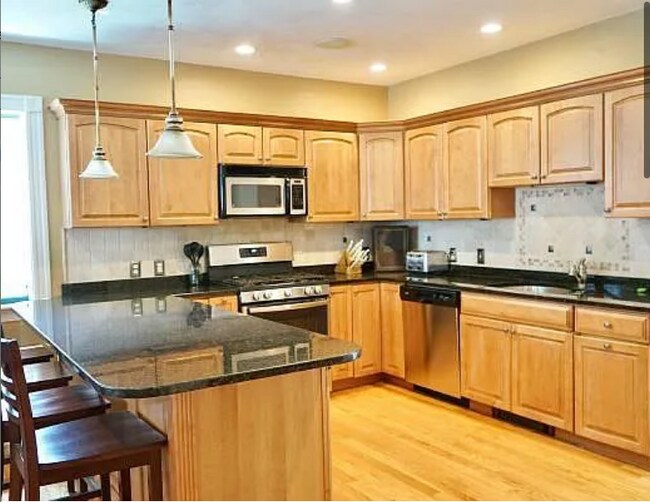 Building Photo - 6 Morton St