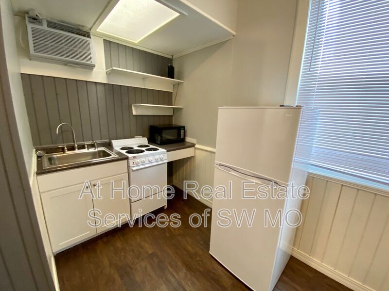 Primary Photo - 1301 E Elm St