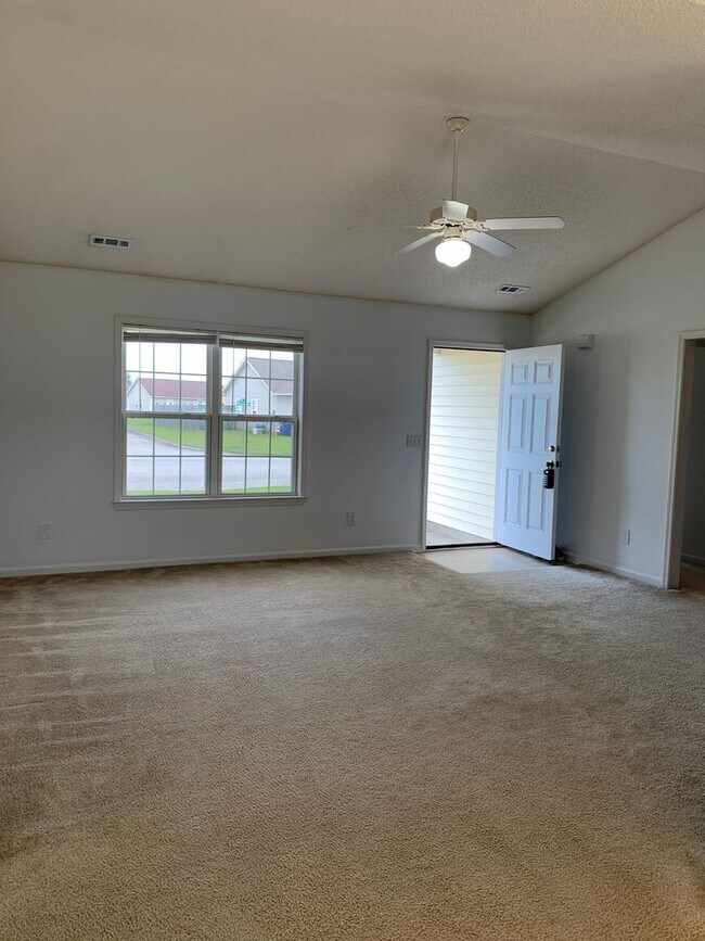 Foto del edificio - Available Now - 3 Bedroom, 2 Bath House on Newbury Lane