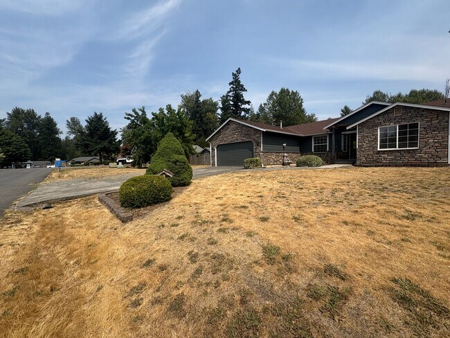 Foto del edificio - Cozy Rambler on a Large Quiet Lot In Graham