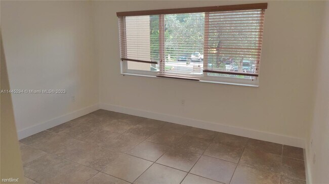 Building Photo - 3 br, 2 bath Condo - 6930 Miami Gardens Dr