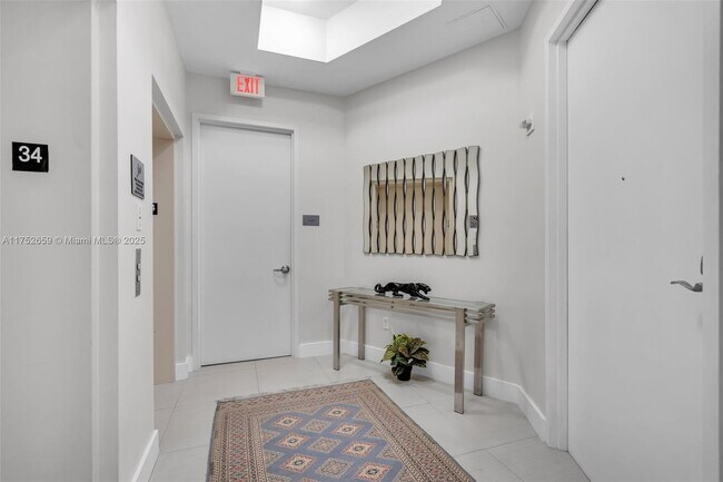 Building Photo - 15811 Collins Ave