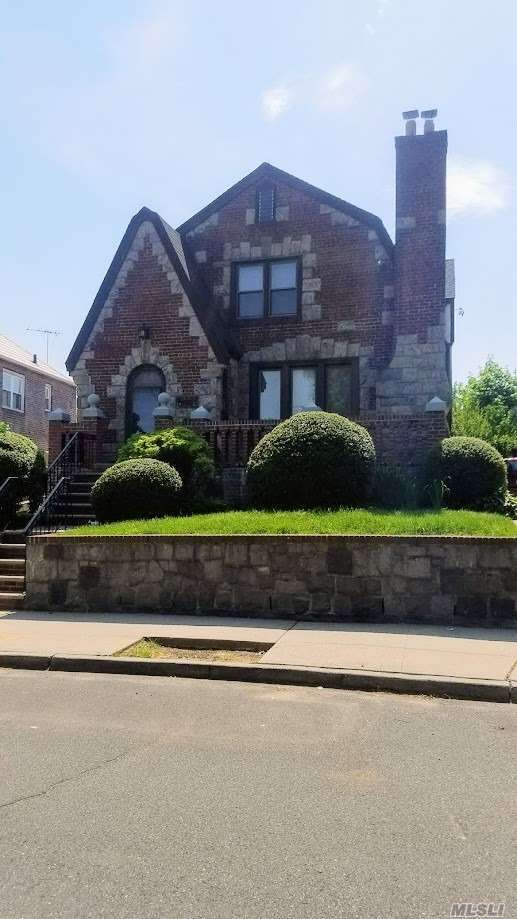 Foto del edificio - 64-10 Ellwell Crescent