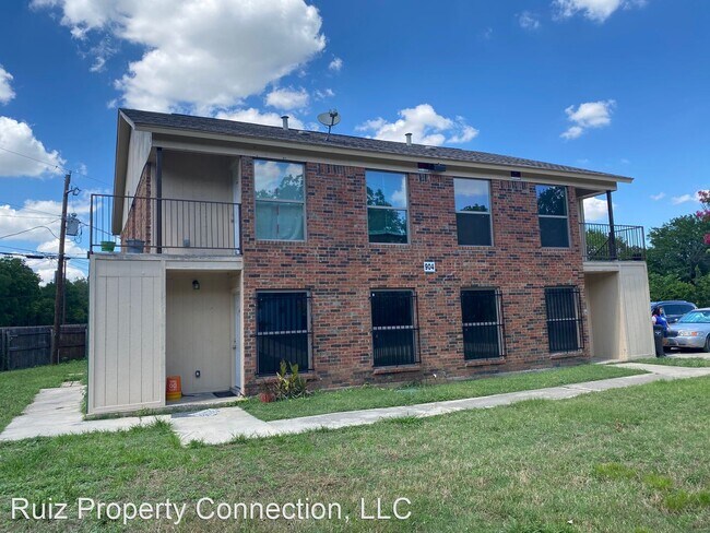 Building Photo - 904 Isbell Rd