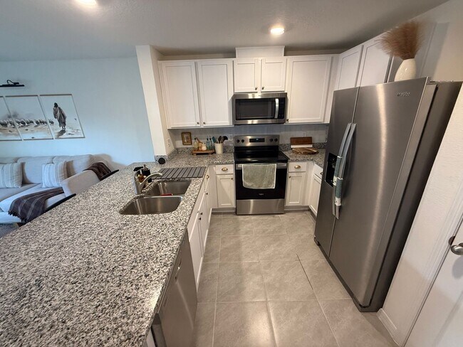 Foto del edificio - Beautiful 3 Bedroom 2.5-bathroom townhome