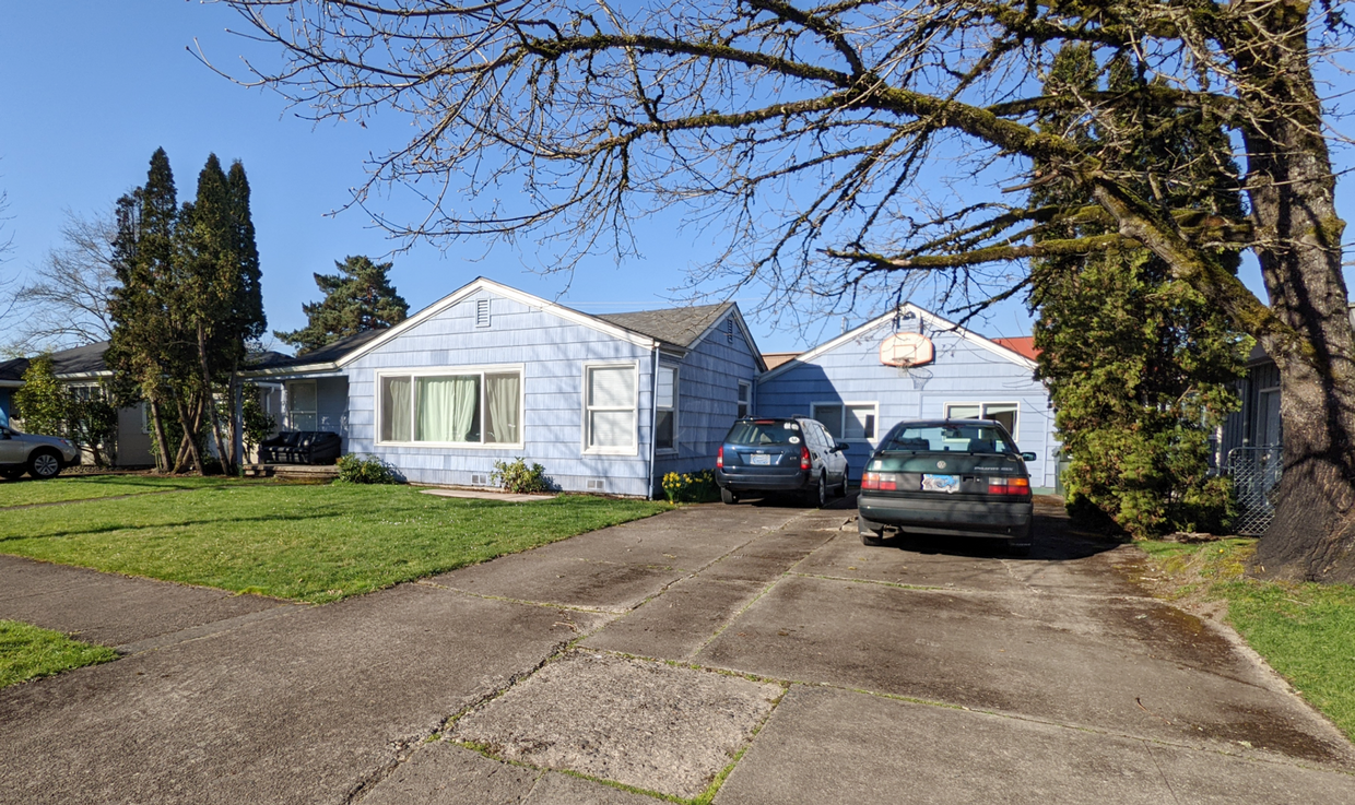 Primary Photo - Spacious 4 bed home with fenced yard at 20...