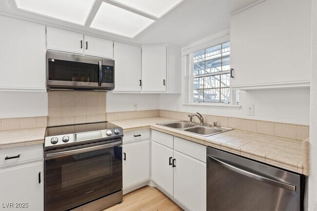 Building Photo - 3823 S Maryland Pkwy