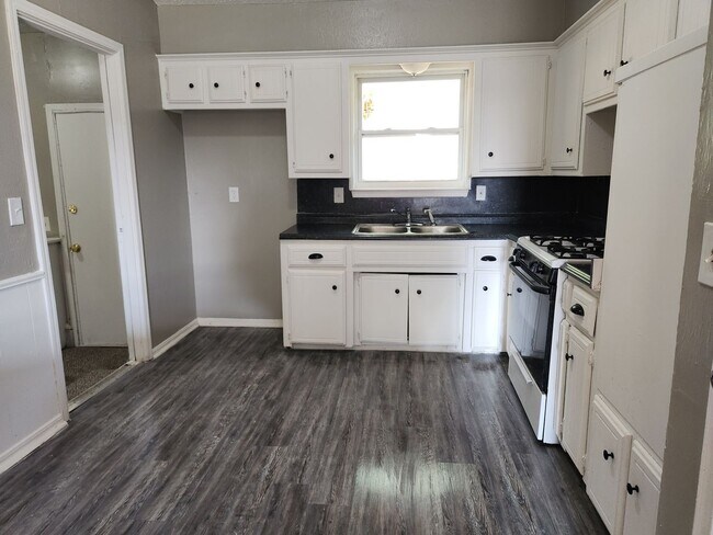 Building Photo - Charming 4-Bedroom Home with Spacious Yard...