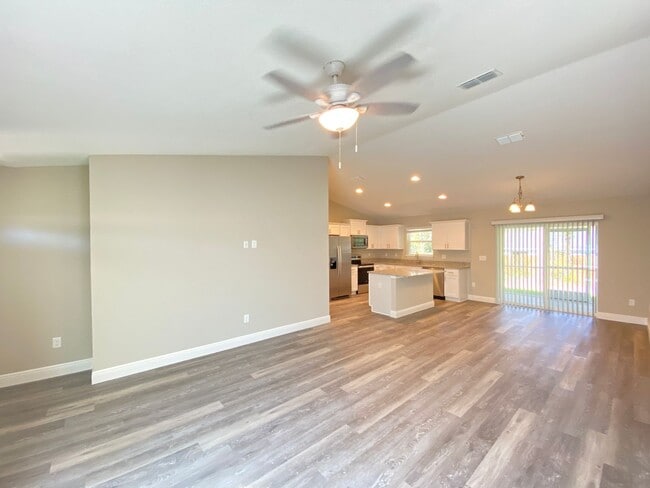 Building Photo - Custom Home - Desirable SE Ocala Neighborhood 3/2/2 **Won't Last**