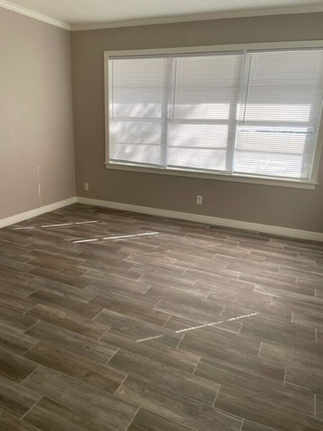 Building Photo - April Move In