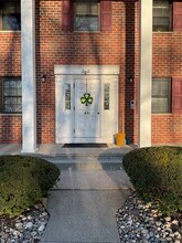 Building Photo - 430 Somerset Dr