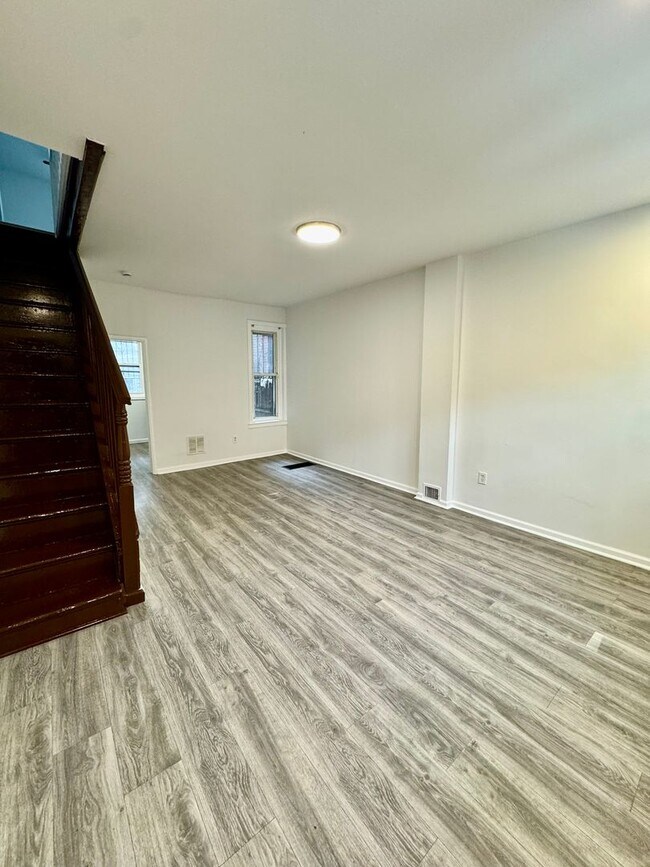 Foto del edificio - Spacious 3-Bedroom Home in Harrowgate — Av...