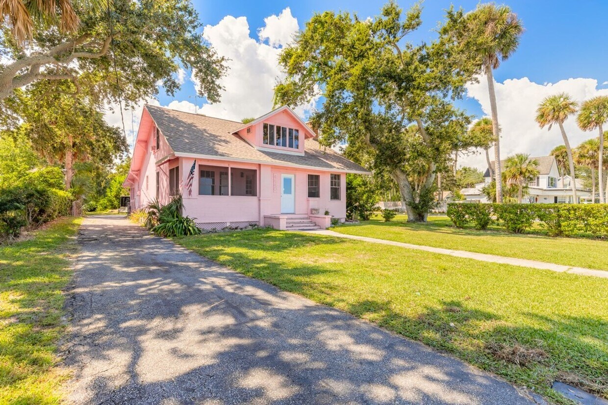 Primary Photo - Attention boaters: Riverfront home, pet fr...