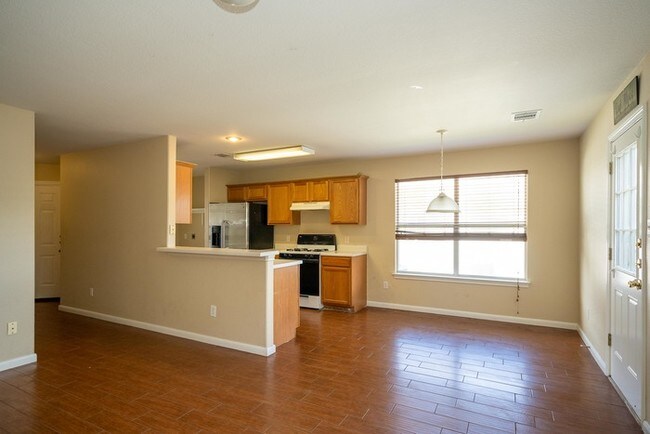 Foto del edificio - Beautiful duplex with large private backyard
