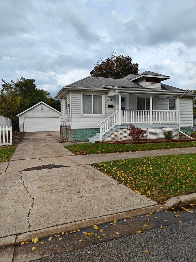 Building Photo - 7202 Chestnut Ave