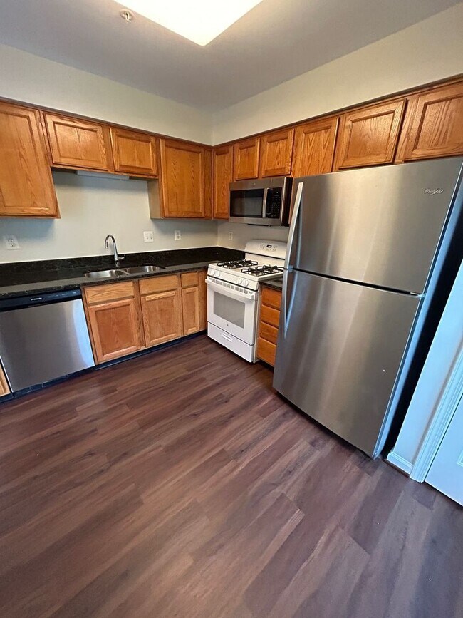 Foto del edificio - 3 BED + 3 Bath - Brick front townhome in P...