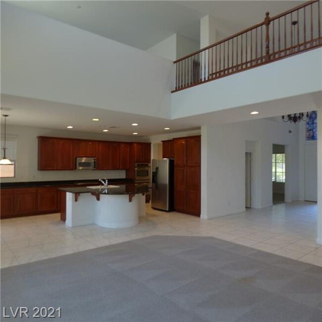 Building Photo - STUNNING 5 BEDROOM HOME IN MOUNTAINS EDGE
