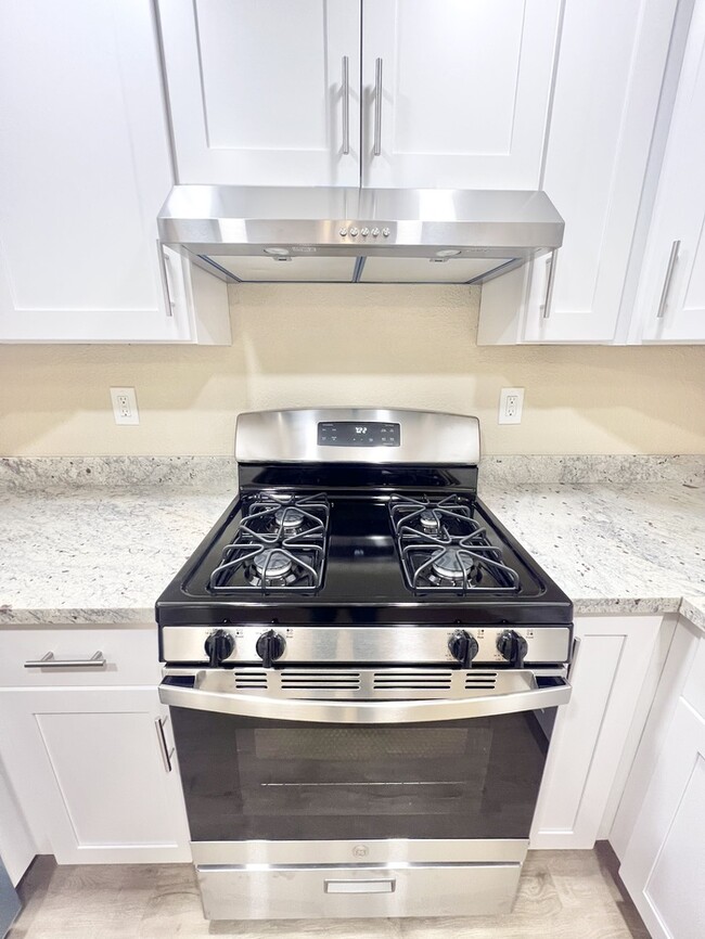 Building Photo - Stunning 2 bedroom 1 bathroom duplex in Lo...