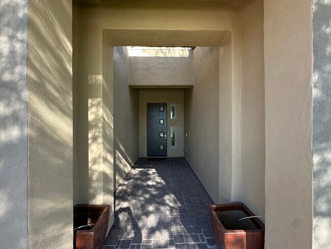 Foto del edificio - 1140 E Cherrywood Pl