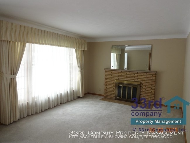 Building Photo - Convenient one-level living in Roseville!