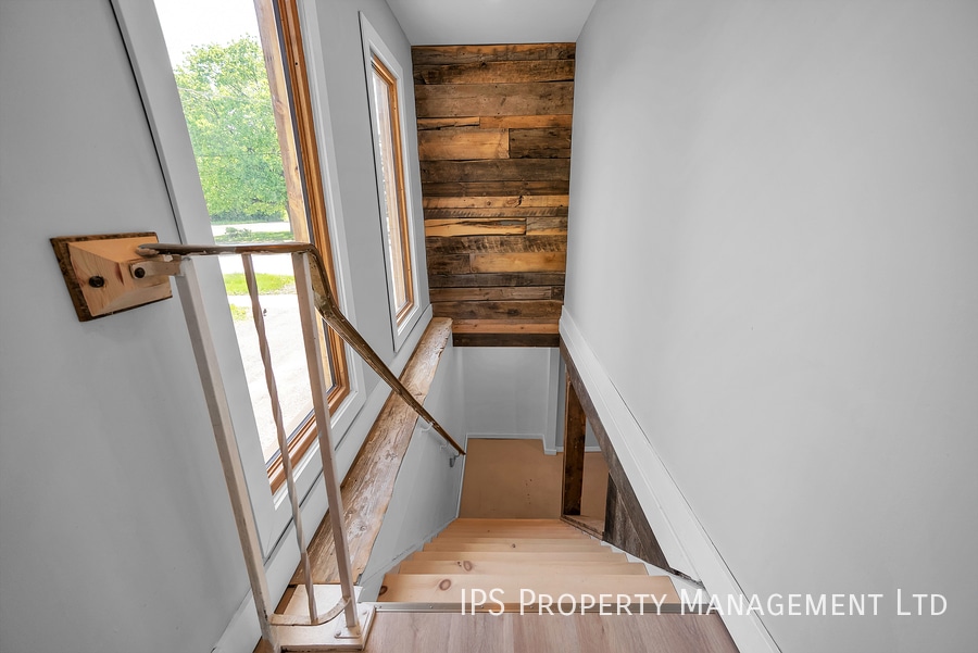 Photo principale - 2 Bed + Den | 1 Bath