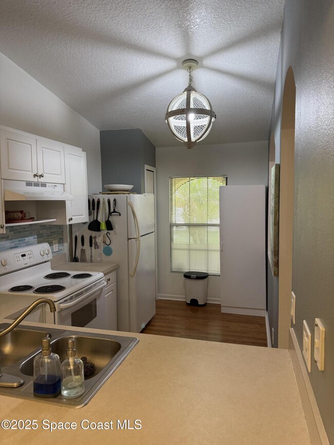 Building Photo - 995 Luminary Cir